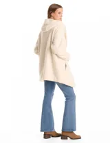 Cardigan de textura tipo corderito, color blanco, con diseño abierto sin botones, capucha amplia y mangas largas con puños de rib elástico. Cuenta con bolsillos delanteros de corte diagonal.