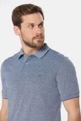 Remera polo lisa de piqué en color celeste, con cuello camisero, cierre frontal con botones y manga corta.
