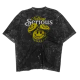Remera negra con efecto lavado y estampado de tres caras sonrientes amarillas y texto "Nothing Serious". Corte oversize.