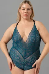 Body de puntilla elastizada color petróleo, con breteles elásticos regulables cruzados en la espalda y broche en la entrepierna con fundillo de algodón.
