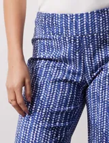 Bermuda a la rodilla con estampado de rayas verticales azules y blancas, pretina ancha elastizada.