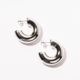 Aros tipo argolla gruesa, color plateado, con cierre de mariposa.