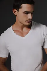 Pack de remeras negras de algodón con cuello en V, marca Carouomo.