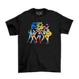 Remera negra de manga corta con estampa frontal de las Sailor Scouts y el logo de la serie en japonés. Confeccionada en algodón.