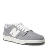 Championes urbanos New Balance modelo 480, color gris con detalles en blanco. Confeccionados en gamuza y malla, presentan el logo N característico en los laterales y suela de goma.