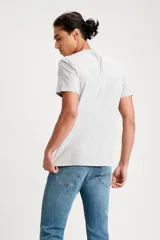 Remera gris de manga corta con logo de la marca en el pecho.