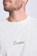 Remera manga corta oversize color crudo con estampa en la espalda que incluye el texto "Essenza Rosso Italiano", una lata de jugo de tomate y la leyenda "Open al day serving pizza".