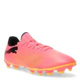 Championes de fútbol Puma Future 7 Play, diseñados para césped natural o artificial. Presentan un diseño en color blanco con detalles en negro, rosa y celeste, con suela de tacos estratégicamente ubicados para mayor tracción y agilidad.