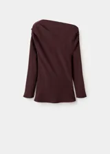 Blusa de manga larga color bordó con cuello asimétrico y detalle fruncido en el hombro. Presenta un diseño entallado al cuerpo.