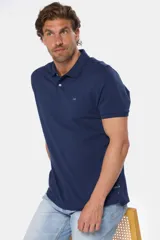 Remera polo azul con cuello en rib y botones personalizados.
