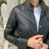 Campera de cuero ovino negra con cuello mao, calado con pequeños orificios en el frente y mangas largas.