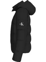 Campera puffer negra con capucha desmontable, cierre frontal con cremallera, bolsillos laterales con cremallera, puños y bajo elásticos, y logo de Calvin Klein bordado en el pecho.