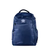 Mochila Umbro modelo Chek, color azul marino, con compartimento principal con cierre, bolsillo frontal con cierre y logo de la marca bordado en la parte superior.