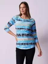 Remera de algodón con estampado floral y de rayas horizontales en tonos azules, negros y beige. Presenta escote redondo a la base y mangas tres cuartos.