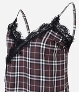 Blusa sin mangas de viscosa con estampado de cuadros, breteles finos ajustables y aplicación de encaje en el escote y en el ruedo asimétrico.