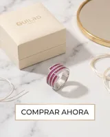 Anillo de plata 925 con diseño de bandas cruzadas, engastado con circonias blancas y circonias fucsia en corte baguette.