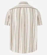 Camisa de hombre confeccionada en 100% algodón con textura, de manga corta y cuello inglés. Presenta un diseño de rayas verticales en tonos beige, blanco y marrón, con cierre frontal de botones.