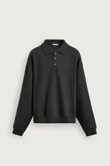 Sudadera de punto color gris oscuro, con cuello polo y cierre frontal parcial de tres botones, de manga larga y ajuste regular.