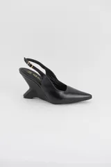 Zapatos de tacón cuña estructural color negro, con punta fina cerrada, diseño descalzo y tira ajustable al talón.