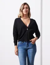 Cárdigan negro tejido en hilado fino con escote en V y un botón.