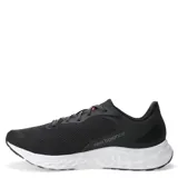 Championes de running New Balance modelo Fresh Foam Arishi V4, color negro con detalles en naranja y blanco. Presentan una parte superior de malla transpirable con refuerzos de gamuza y tejido, entresuela con tecnología Fresh Foam para mayor amortiguación y suela de goma duradera.