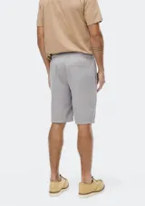 Bermuda de corte recto en color negro, confeccionada en tejido de algodón, con cierre frontal y bolsillos laterales.