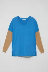 Sweater de punto turquesa con mangas largas color beige.