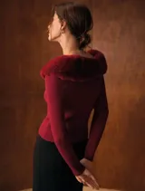 Cardigan de tejido acanalado color bordó, con cuello de piel sintética al tono, cierre frontal con botones y diseño entallado de manga larga.