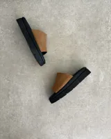 Suecos con capellada color marrón con textura de piel de serpiente y base de goma negra.