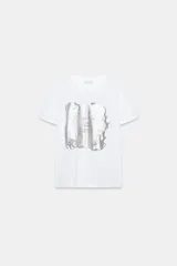 Camiseta blanca de manga corta y cuello redondo, con detalle de estampa central metalizada de efecto texturizado y diseño regular fit.