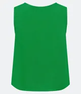Blusa musculosa verde de crepé con escote redondo y corte holgado.