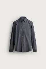 Camisa de corte regular fit confeccionada en tejido de algodón, con cuello solapa, manga larga con puños abotonados, bolsillo plastrón en el pecho y cierre frontal de botones.