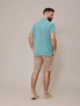 Bermuda azul marino de gabardina, corte recto, con bolsillos laterales y traseros.