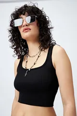 Top negro de tejido ribb sin costuras y escote cuadrado.