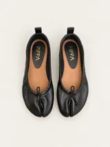 Ballerinas de cuero color negro, inspiradas en el diseño japonés Tabi con punta dividida y lazo decorativo en el empeine.