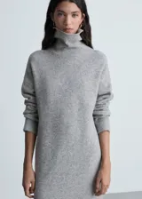 Vestido corto de punto con cuello vuelto y manga larga, de diseño recto y corte holgado.