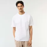 Camiseta blanca de manga corta, corte oversize y cuello redondo.