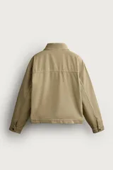 Cazadora relaxed fit de Zara confeccionada en tejido de algodón rojo con efecto lavado. Presenta cuello solapa, manga larga, bolsillos de plastrón en la cadera y cierre frontal de cremallera oculta con solapa y alamares metálicos.
