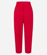 Pantalón de crepé rojo, modelo estilo pijama, de corte fluido, con cintura elástica y lazo de ajuste con terminales metálicas. Cuenta con bolsillos laterales y cierre frontal con cremallera y botón.