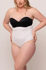 Faja abdominal colaless color blanco, confeccionada en lycra reforzada. Tiene breteles desmontables y regulables, broche en la entrepierna con fundillo de algodón y contención media.