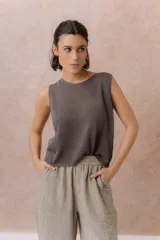 Musculosa de tejido de punto color marrón, de corte relajado, sin mangas y con escote redondo.