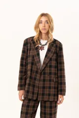 Blazer de corte sastrero con estampado de cuadros en tonos marrón chocolate y negro, con solapas clásicas y diseño estructurado.