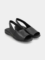 Sandalia de cuero color negro, con diseño de boca de pescado, tira trasera con ajuste elástico y suela flexible de TR con formato anatómico y sutil plataforma.