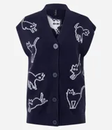 Chaleco de punto azul marino con escote en V y cierre frontal de botones. Presenta un estampado repetido de gatos blancos estilizados en movimiento.