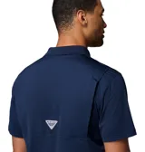 Polo de manga corta color azul marino con cuello clásico y cierre frontal de botones. Confeccionada en tejido técnico con tecnología Omni-Wick para absorción de humedad y Omni-Shade con protección solar UPF 50. Presenta el logo de la marca bordado en el pecho.