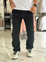 Pantalón de jean azul de corte recto y clásico, con bolsillos laterales y traseros.