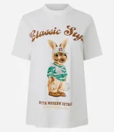 Remera de algodón color blanco, con cuello redondo y mangas cortas. Presenta un bordado central de un conejo vestido con ropa deportiva y gorra, acompañado de la frase 'Classic Style' en la parte superior y 'With Modern Details' en la parte inferior.