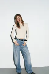 Camiseta de manga larga con cuello redondo y corte ajustado, confeccionada en tejido de mezcla de algodón suave.