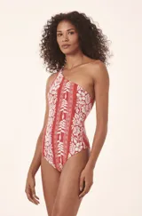 Traje de baño enterizo de lycra color rojo con estampado floral blanco, de un solo hombro.