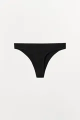 Tanga de tiro medio color blanco hueso, confeccionado en tejido sin costuras (seamless) con modal.